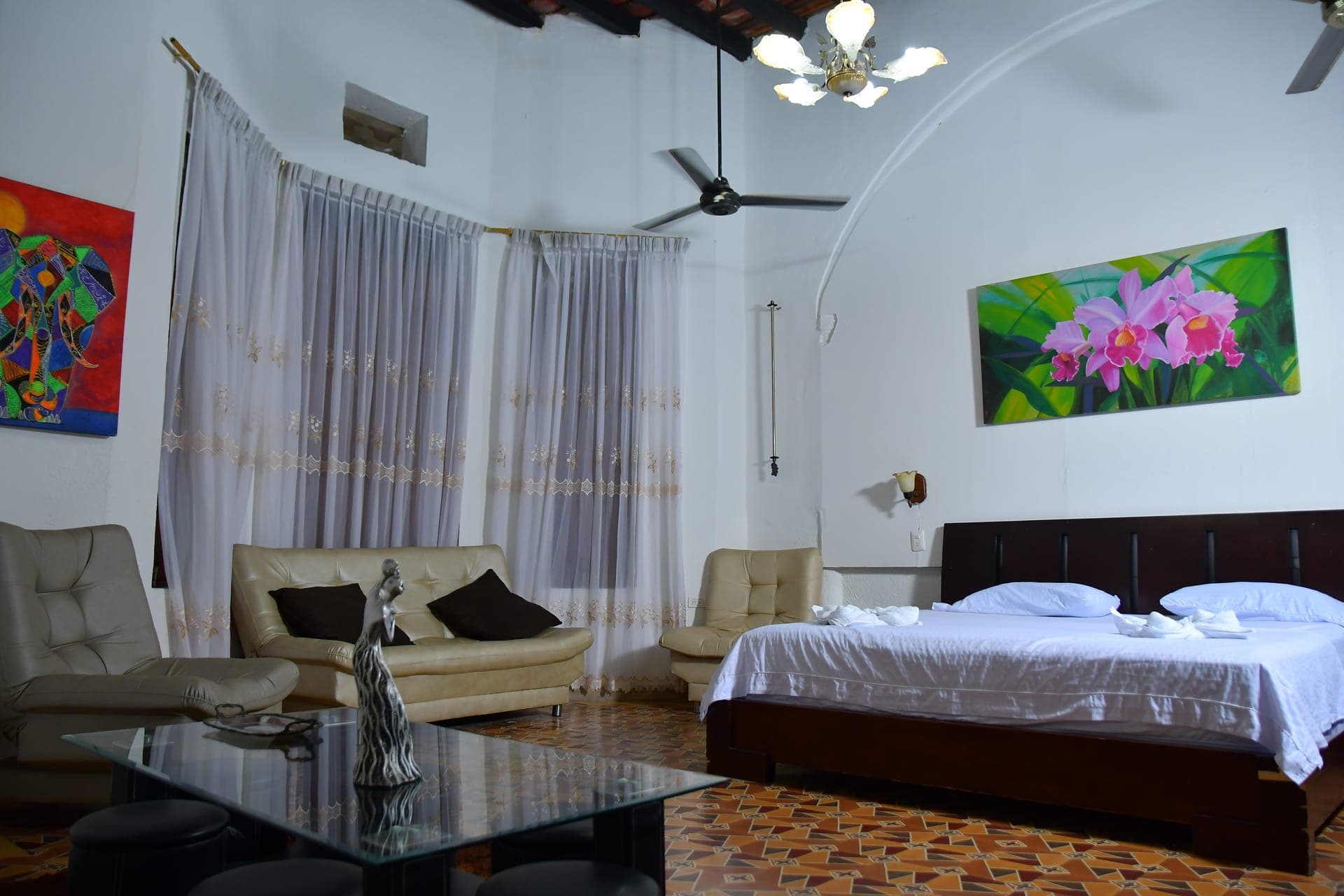 Suite 103 · Orquídeas — Suite Deluxe con bañera de hidromasaje
