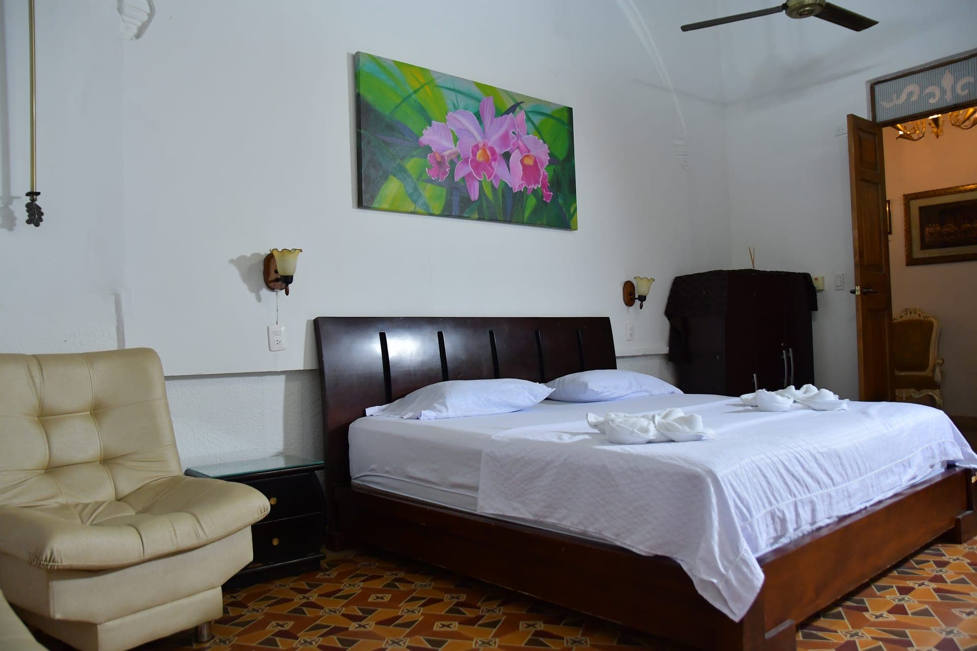 Suite 103 · Orquídeas — Suite Deluxe con bañera de hidromasaje — 5
